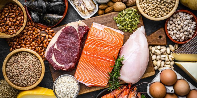 Além do frango: os melhores alimentos para bater sua meta de proteína
