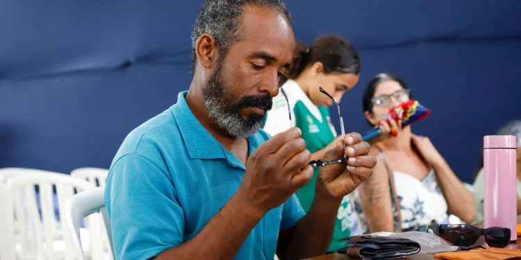 Moradores do Sol Nascente recebem 2 mil óculos e exames grátis