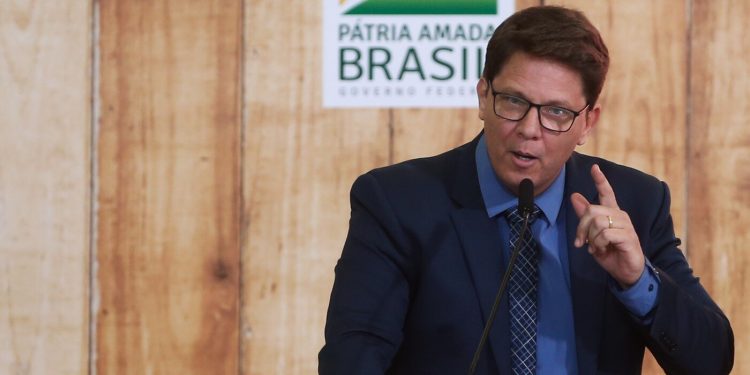 Qual é a organização que levou Mário Frias para os EUA