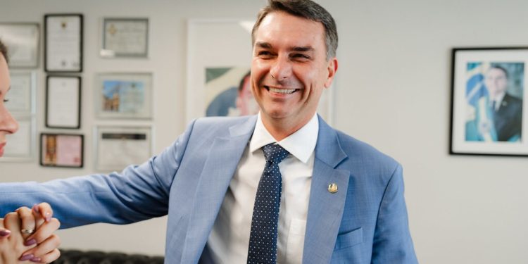 Master, filme, PIX e mais: as mentiras que Flávio Bolsonaro já contou