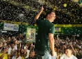 Relação com Master desgasta Flávio Bolsonaro nas redes sociais, mas direita reage