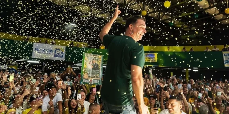 Relação com Master desgasta Flávio Bolsonaro nas redes sociais, mas direita reage