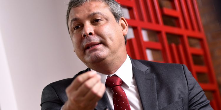 Lindbergh aciona Interpol para investigar financiamento de Dark Horse