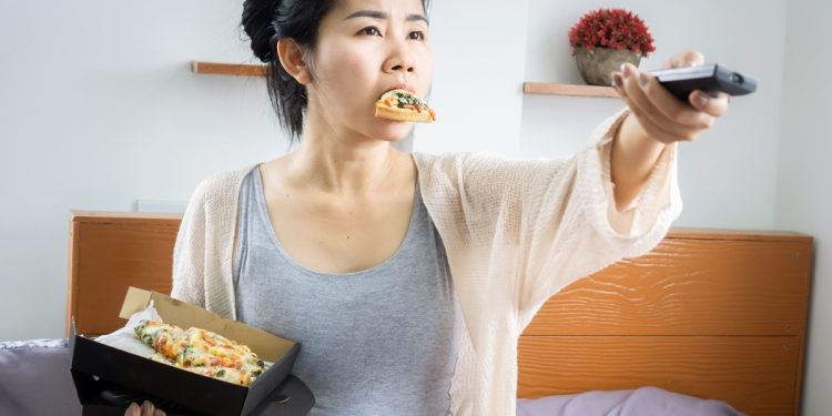 Comer rápido demais pode bagunçar o intestino, entenda o motivo