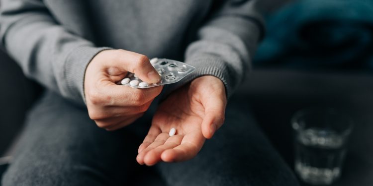 Jovem é internado no DF após tomar remédio recomendado na internet