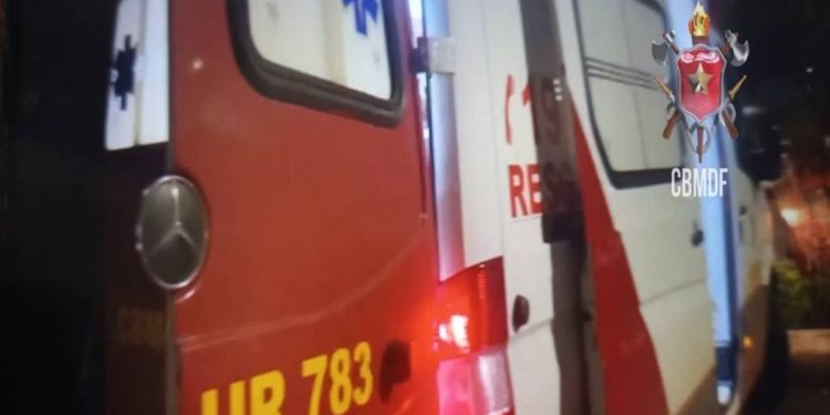 Carro capota e vítima fica presa às ferragens