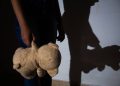 Crianças de 2 e 4 anos pedem socorro após serem deixadas sozinhas em apartamento