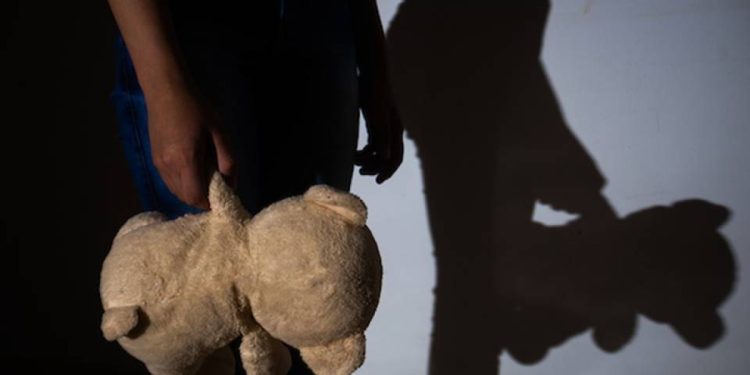 Crianças de 2 e 4 anos pedem socorro após serem deixadas sozinhas em apartamento