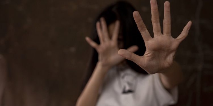 Mulher é internada em estado grave após ser esfaqueada por companheiro