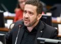 Janones propõe PEC para impor escala 6×1 a parlamentares