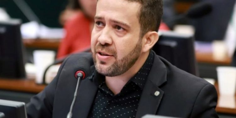Janones propõe PEC para impor escala 6×1 a parlamentares