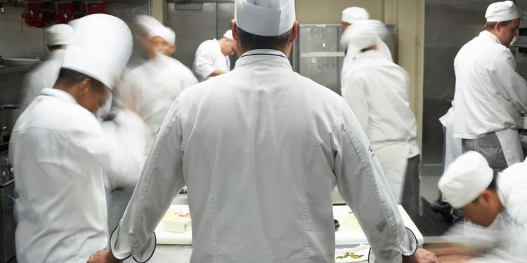 Chef bate em viatura da PMDF, é preso embriagado e solto com fiança