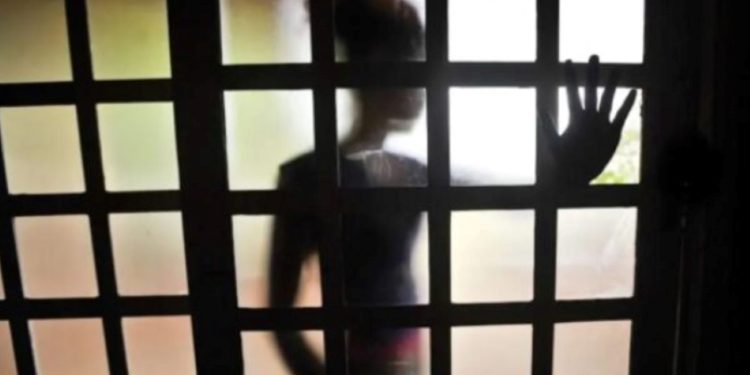 Meninas são resgatadas nuas e dopadas; irmão de uma delas foi preso