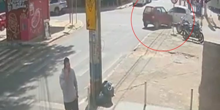 Mulher entra na contramão, bate carro e ironiza vítima: “Me ache”. Veja vídeo