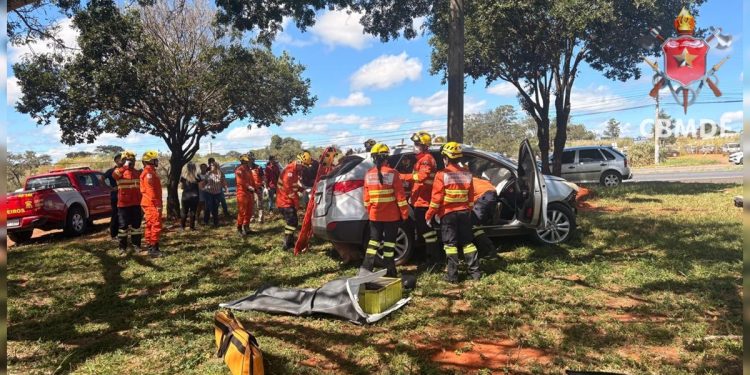 BR-020: acidente com vítima grave presa às ferragens interdita rodovia