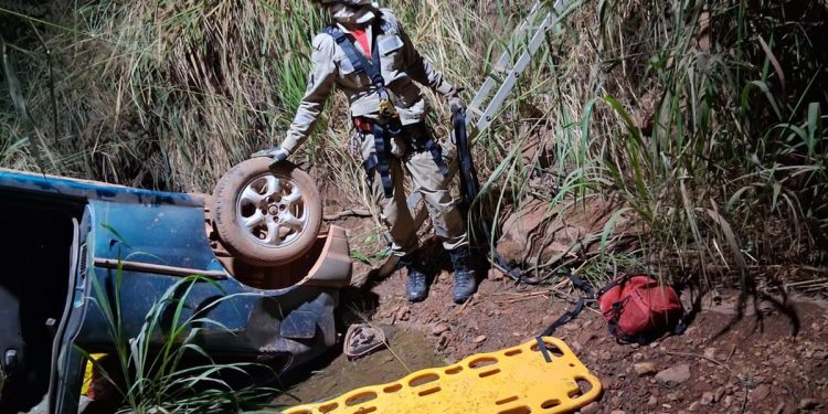 Corpo de homem é encontrado em decomposição em carro que caiu de ponte