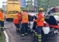 Acidente entre carro e ônibus escolar deixa vítima presa às ferragens no Lago Sul