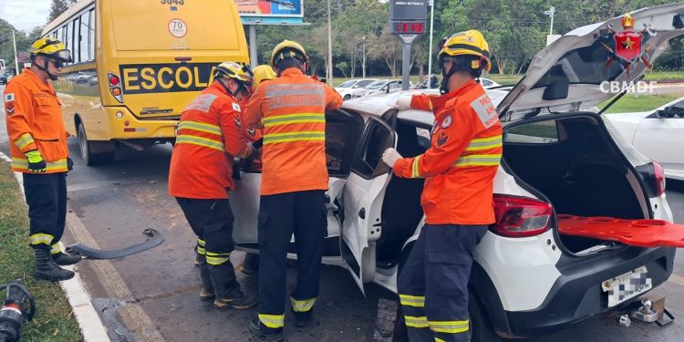 Acidente entre carro e ônibus escolar deixa vítima presa às ferragens no Lago Sul