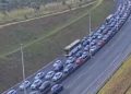 Batida entre carro e moto trava trânsito na Ponte JK