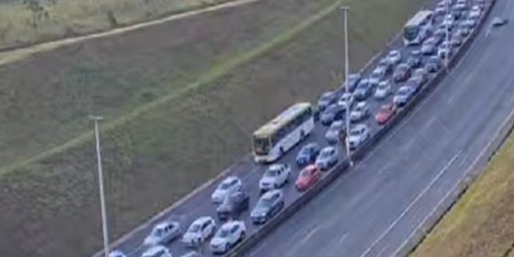 Batida entre carro e moto trava trânsito na Ponte JK