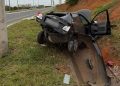 Carro fica destruído ao cair em vala e motorista é levado ao hospital