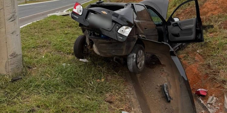 Carro fica destruído ao cair em vala e motorista é levado ao hospital