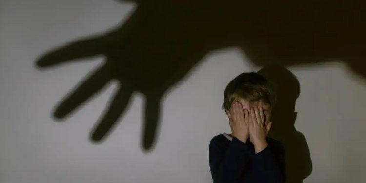 Pai é preso após criança de 4 anos aparecer em creche com hematomas