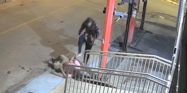 Adolescente foge após agredir homem desacordado com “pisões” na cabeça. Veja vídeo