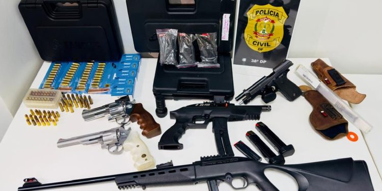 Motorista de van que atirou em vizinho foi preso com seis armas