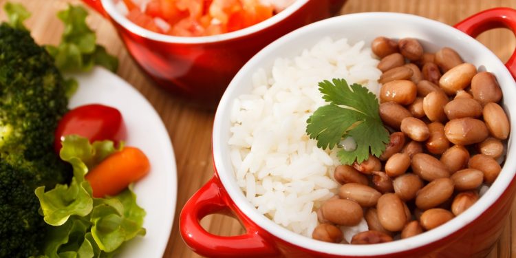 Ração do governo? A ciência prova por que arroz com feijão é saudável