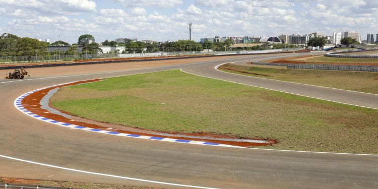 Recém-aberto para corredores, Autódromo de Brasília está cheio de lixo. Veja vídeo