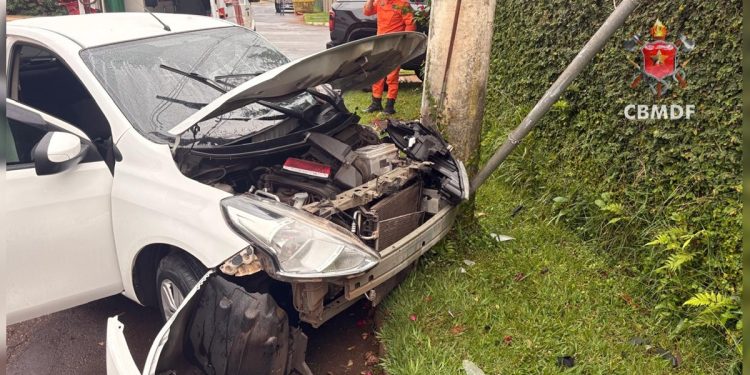 Acidente entre caminhonete e carro deixa motorista ferido no Lago Sul