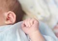 Bebê de 3 meses morre sufocado após mãe dormir por cima do filho no DF