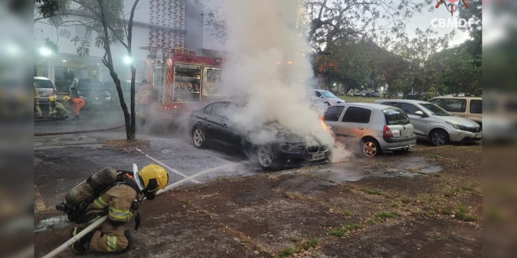 Carro de luxo pega fogo na Asa Sul e provoca fumaça intensa. Veja vídeo