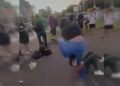 Aluna dá socos e pisa na cabeça de colega em frente a colégio no DF. Veja vídeo