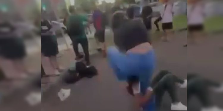 Aluna dá socos e pisa na cabeça de colega em frente a colégio no DF. Veja vídeo