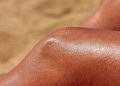 Tanmaxxing: saiba o que é a tendência de bronzeado extremo e os riscos