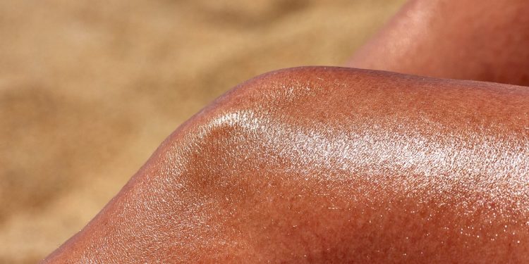 Tanmaxxing: saiba o que é a tendência de bronzeado extremo e os riscos