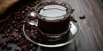 Cafeína pode restaurar memória afetada pela falta de sono, diz estudo