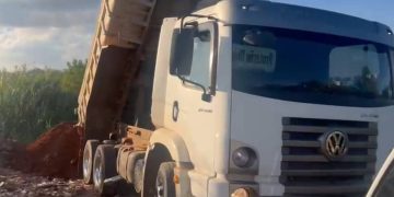 Caminhões são apreendidos após flagra de descarte irregular em área do DF. Veja vídeo