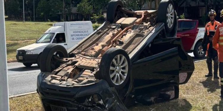 Carro capota na Asa Norte e motorista fica presa às ferragens