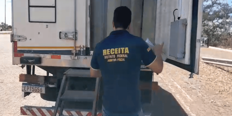 Carga com 24 mil latas de cerveja é apreendida pela Receita do DF