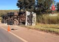 Duas pessoas são socorridas após carreta tombar em via no DF