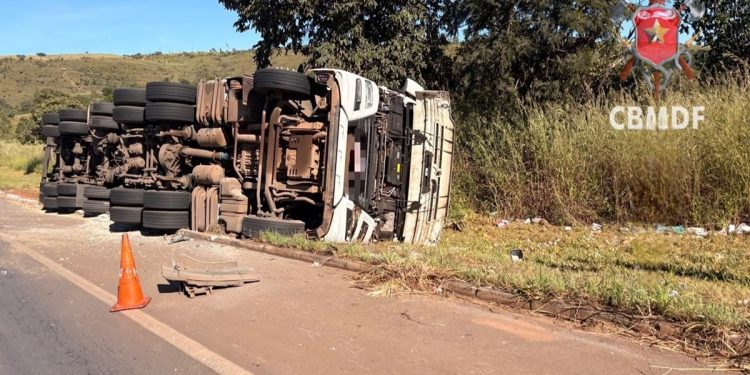 Duas pessoas são socorridas após carreta tombar em via no DF