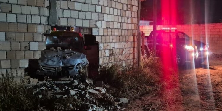 Motorista com passageiras perde controle do carro e invade casa no DF. Veja vídeo