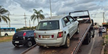 Carro com R$ 15 mil em multas e sem licenciamento é guinchado no DF