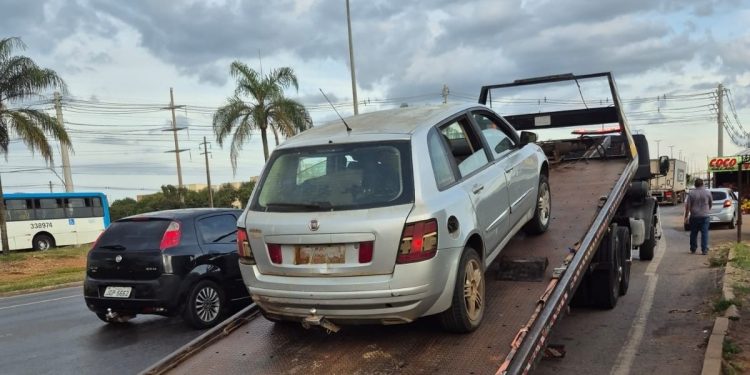 Carro com R$ 15 mil em multas e sem licenciamento é guinchado no DF