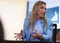Amiga de Michelle, Celina evita falar da polêmica de Flávio Bolsonaro