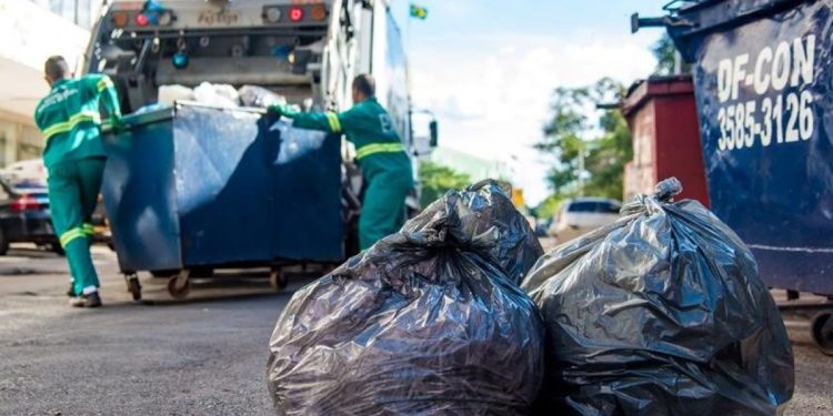 DF ficará sem coleta de lixo neste sábado por causa do Dia do Gari
