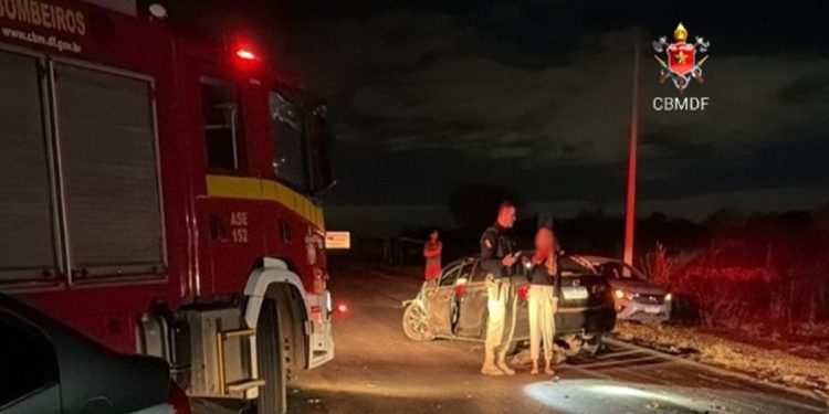 Colisão envolvendo quatro carros deixa sete pessoas feridas na BR-080